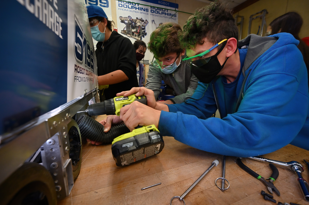 Robot Dolphins gear up for a riveting season of live robotics competitions  - CUSD Insider