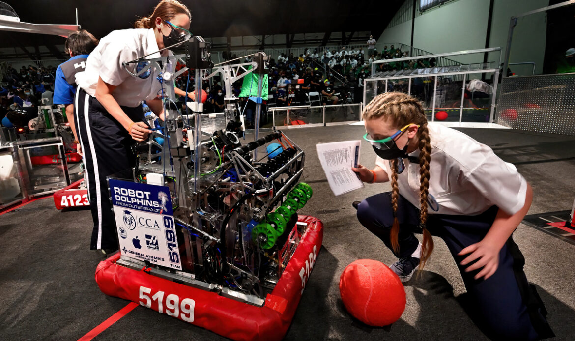 CUSD’s Robot Dolphins robotics team takes semifinals win in regional FIRST competition
