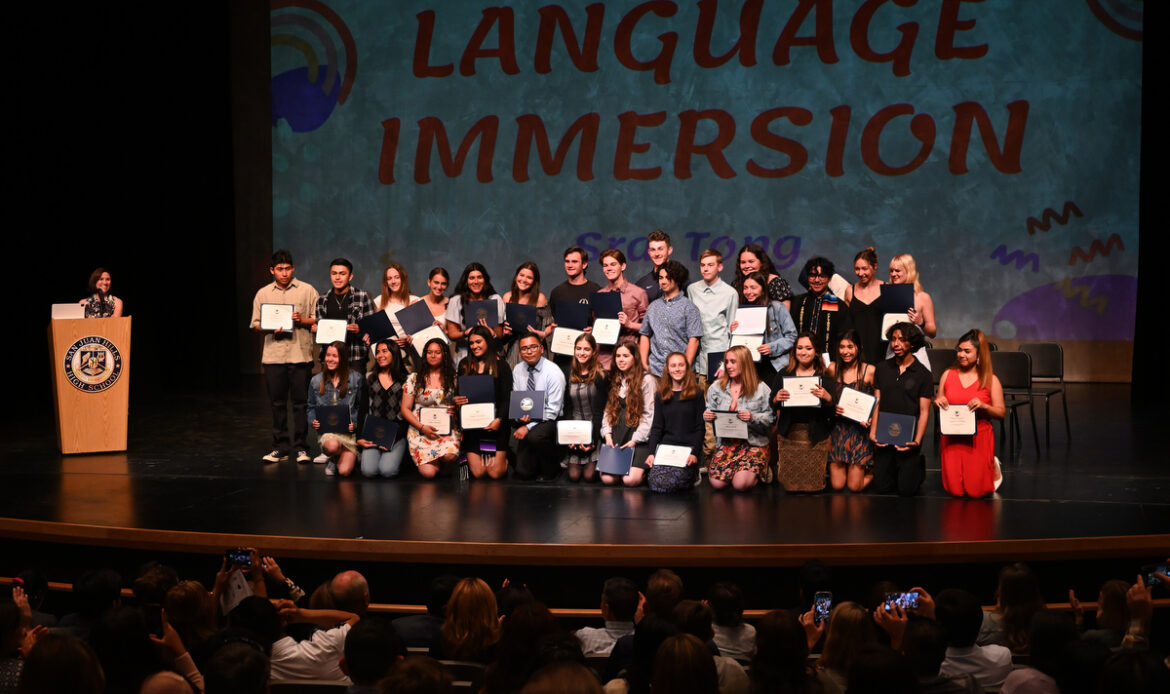 Una noche de celebración para estudiantes graduados del Programa de Inmersión al Español y primera generación de graduados del 2022